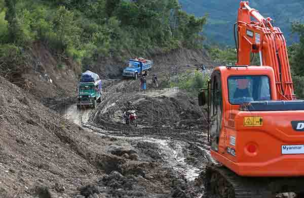 ခ်င္းျပည္နယ္တြင္ လမ္းပန္းဆက္သြယ္ေရး ျပတ္ေတာက္မႈေၾကာင့္ တန္ဆာခမ်ားျမင့္ေနဆဲျဖစ္
